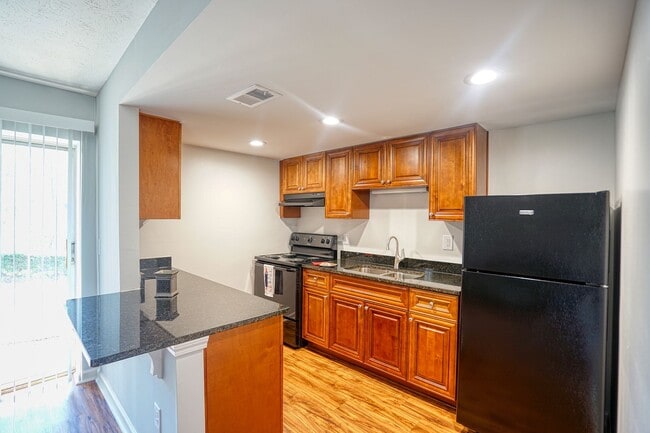 Photo - Oak Creek Apartments