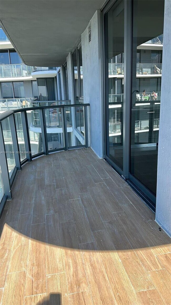 Building Photo - 121 NE 34th St Unit 2816