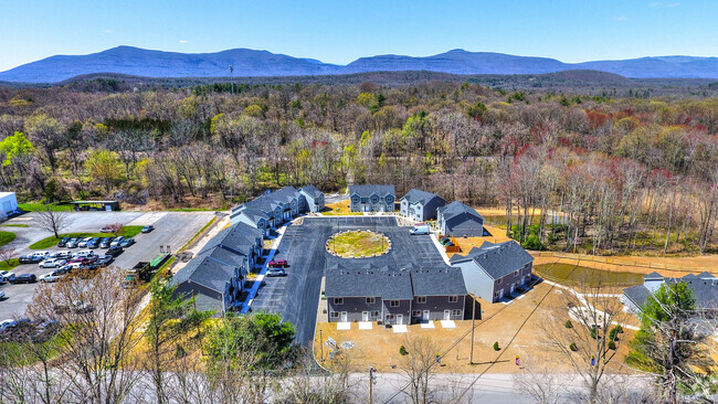 Building Photo - Country Meadows Rental