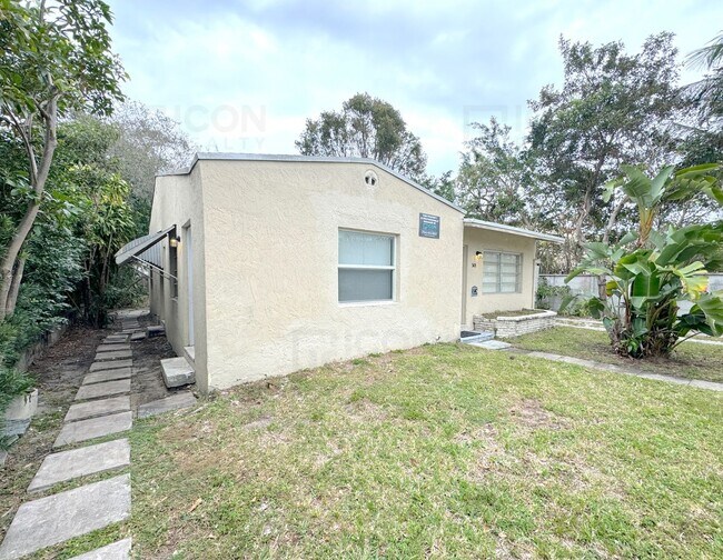 Building Photo - 501 SE 12th Ct