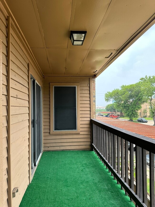 Building Photo - 10555 Turtlewood Ct Unit 613 Rental
