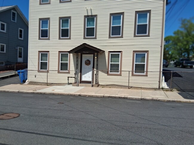 Building Photo - 13 Pleasant St Unit 2nd floor Rental