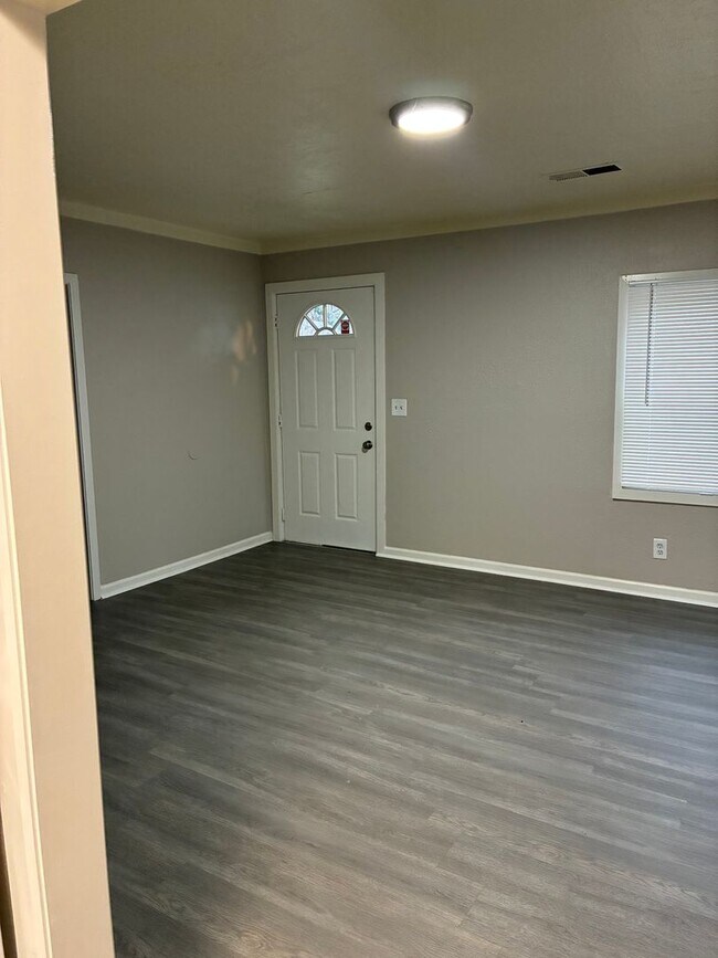 Photo - 2 Bedroom Single Level Home with Large Fenced Yard in N. Portland!