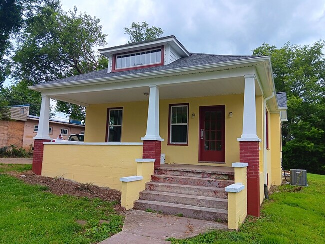 Building Photo - Radford, 3BR / 1BA, Available 8/14