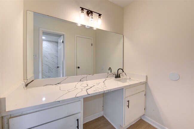 Building Photo - 7838 Royalwood Dr