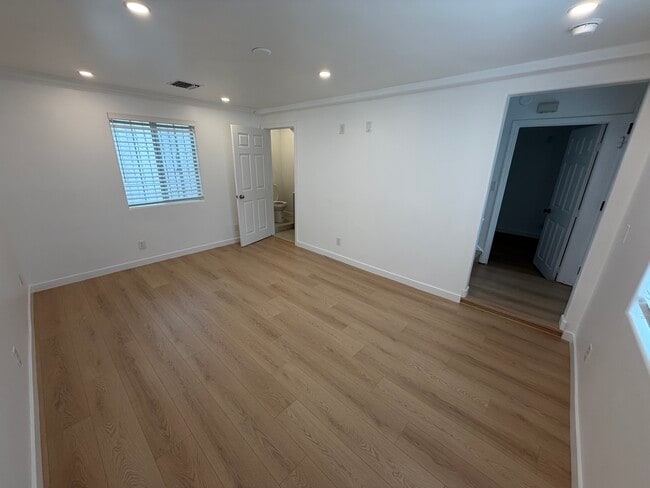 Sala de estar de la planta baja - 1754 N Alexandria Ave Unidad 1/2