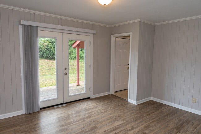 Photo - 404 N College St