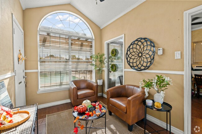 18.jpg - Valencia Plaza Apartments