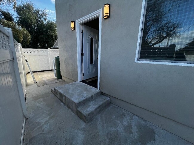 Photo - 7435 Encino Ave