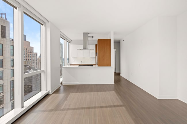 Photo - 465 E Illinois St