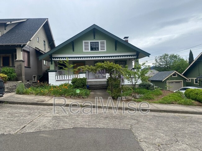 Photo - 837 SE Blakeley Ave