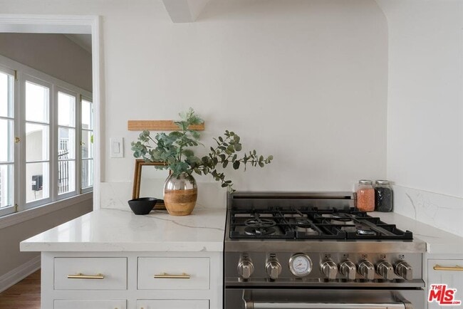 Photo - 7464 Hollywood Blvd