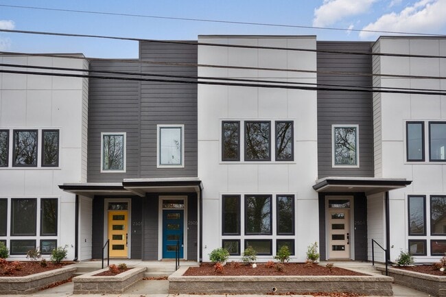Building Photo - Move-In Special!! 1/2 Off First Month's Rent!!