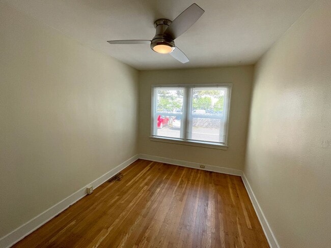 Photo - Vintage 1 Bedroom with Hardwood Floors, Close-In Location Unit 1336