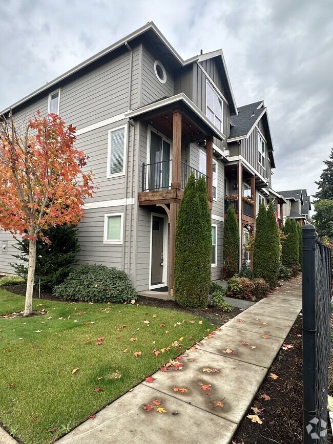 Building Photo - Beautiful 3-Story, Townhouse in Canby