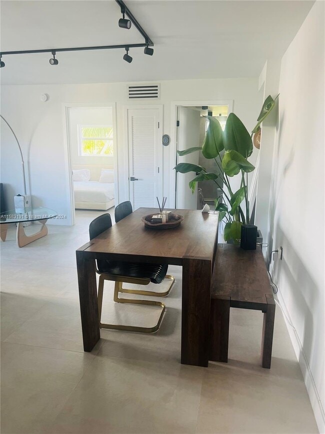 240 Collins Ave Unit 4A