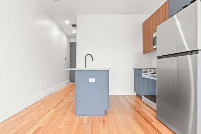 Photo - 271 E 28th St