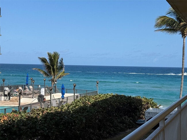 Building Photo - 1161 Hillsboro Mile Unit 305