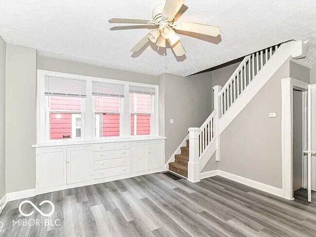 Photo - 3043 Broadway St