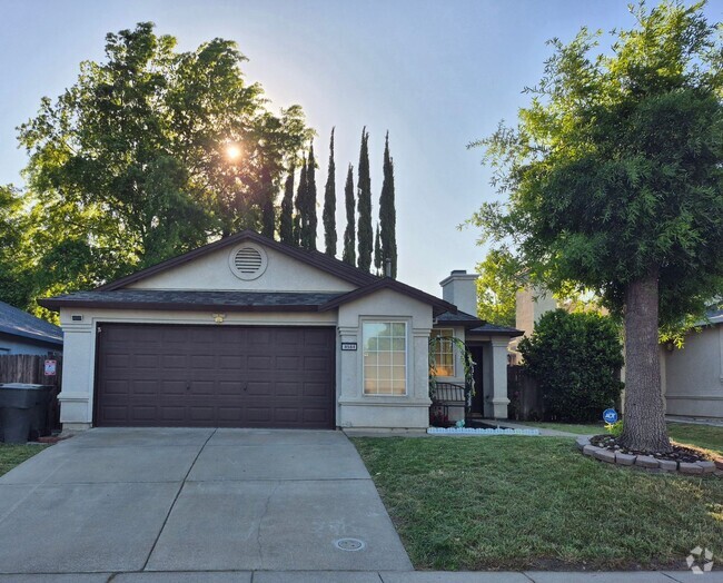 Building Photo - Great 3 Bedroom 2 Bath in Antelope Rental
