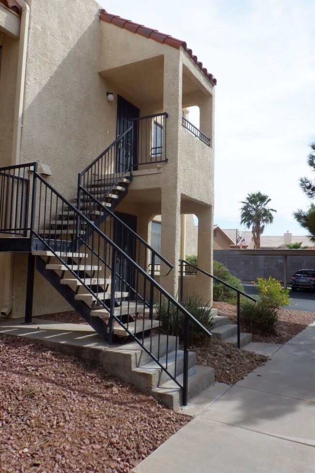 Two Bedroom Upstairs Condo Located in Hend... - Two Bedroom Upstairs Condo Located in Hend...