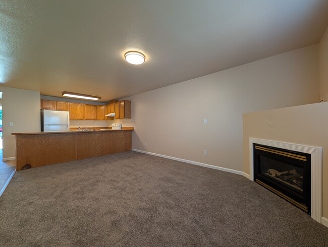 Building Photo - 3 bdrm/2 bthrm Duplex with Single Car Gara... Rental