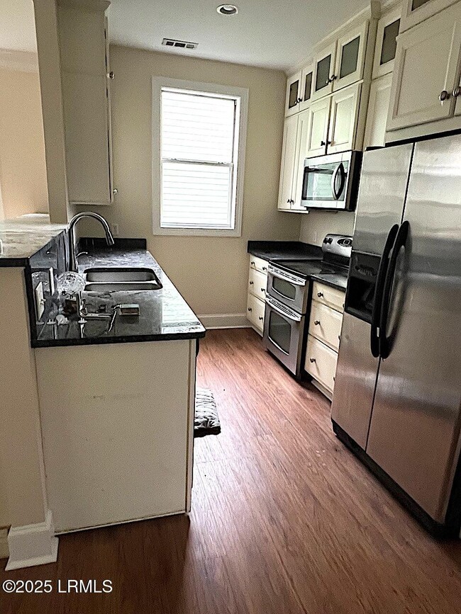 Photo - 2678 Broad St