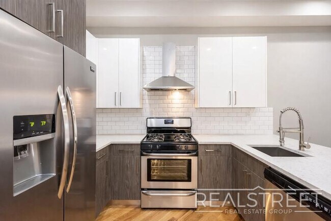 Photo - Stunning 3 BED 2 Bath Floor-Thru in Bed Stuy Unidad 2