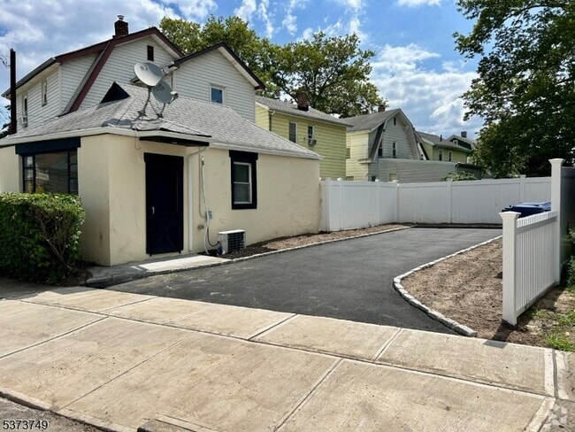 Building Photo - 376 2nd St Rental