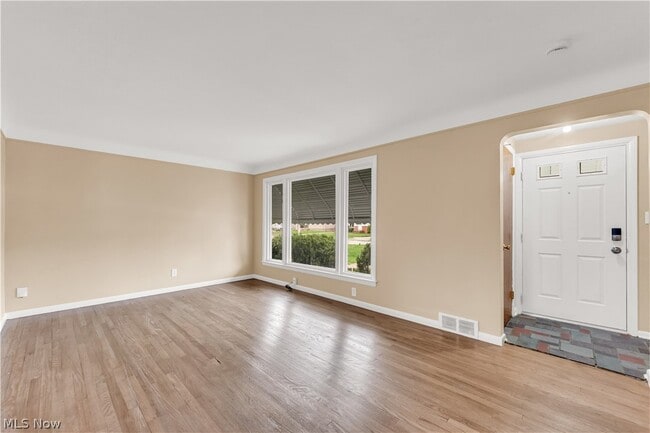 Photo - 655 E 240th St