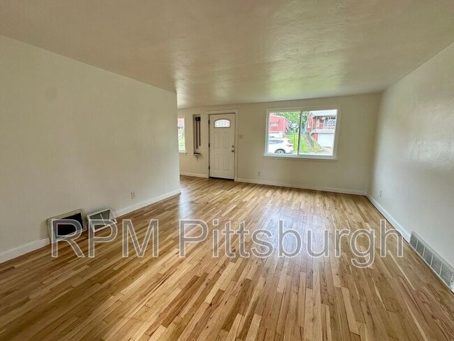 Photo - 975 Elizabeth St