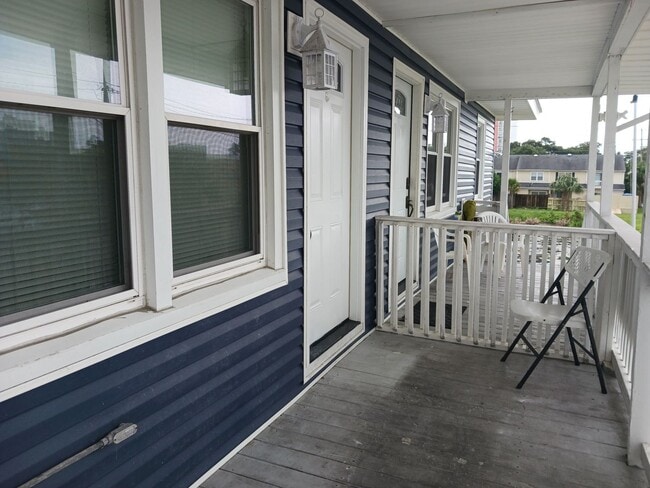 Building Photo - Walk to the Beach! Unfurnished, 2 Bedroom,...