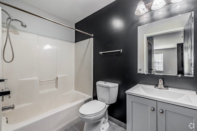 3BD, 2BA - 1,250SF - Primary Bathroom