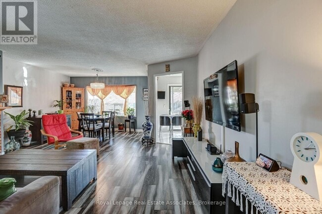Photo - 70 Nectarine Crescent