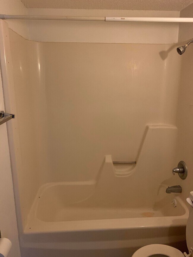 1243 Ravenwood Condo For Rent in Waterloo, IA