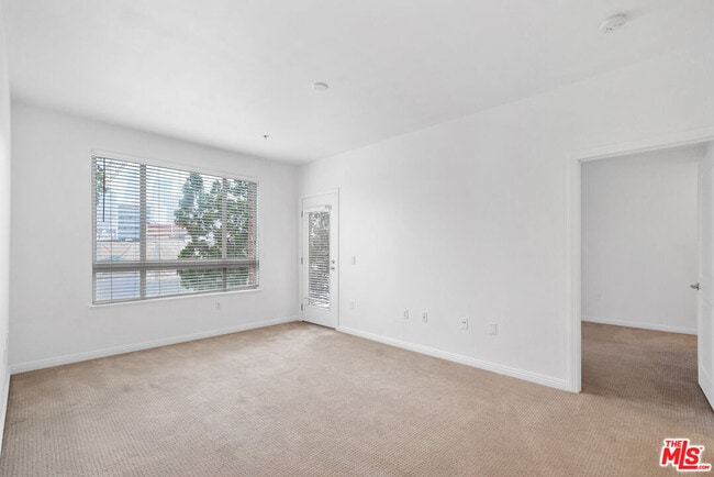 Photo - 100 S Alameda St Unidad 209