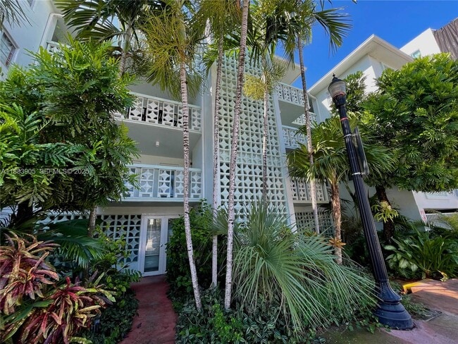 Building Photo - 1100 NE 11th St Unit 302