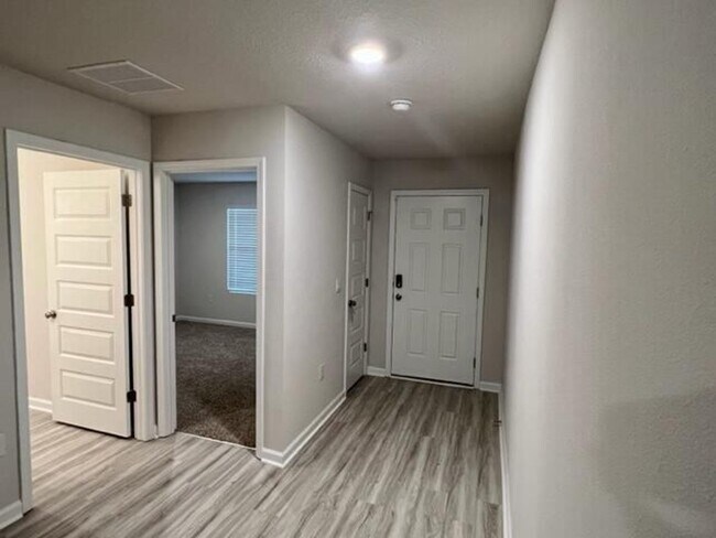 Photo - 4733 Airmen Dr