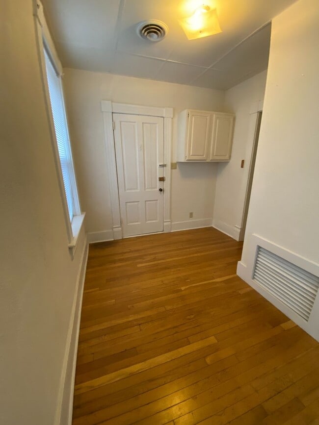 Building Photo - Spacious One Bedroom on the Northside Unit 10 Rental