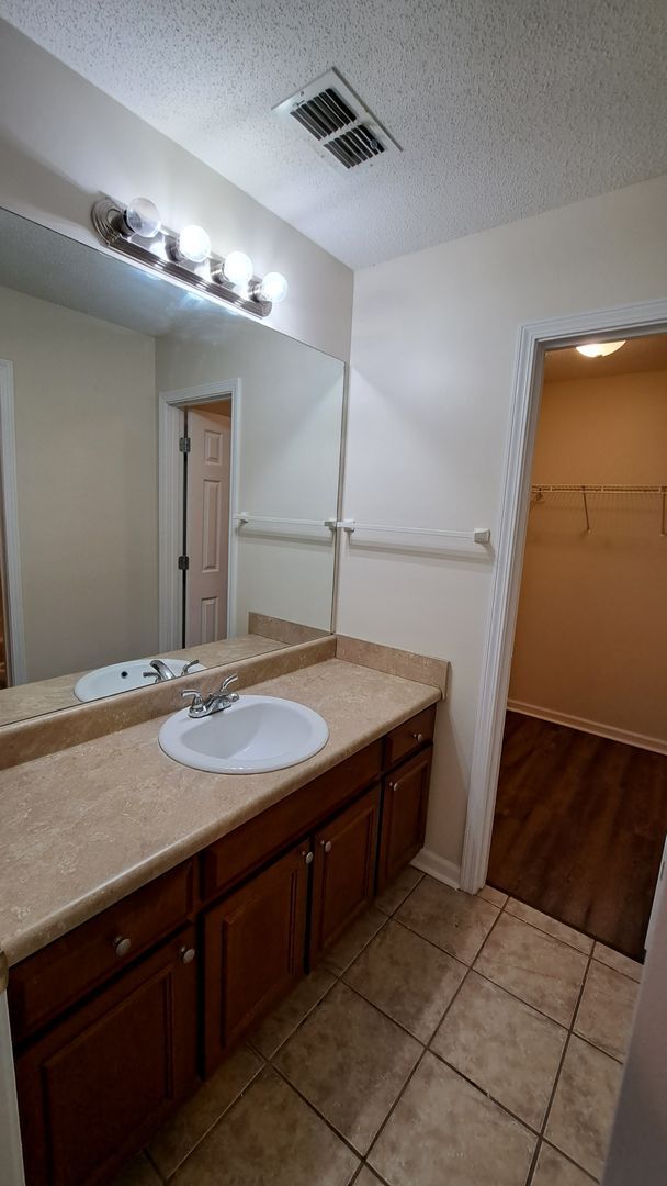 Photo - 221 Glade Ln