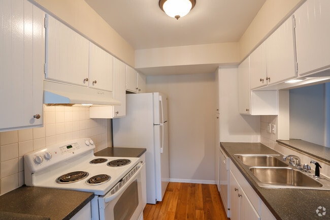 3BR, 1.5BA - 1910 SF