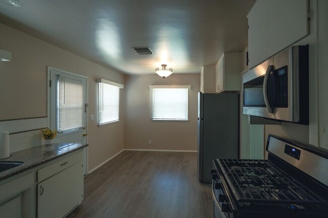 Photo - 240 N Shamrock Ave