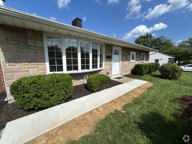 Building Photo - 104 Elmwood Rd Rental