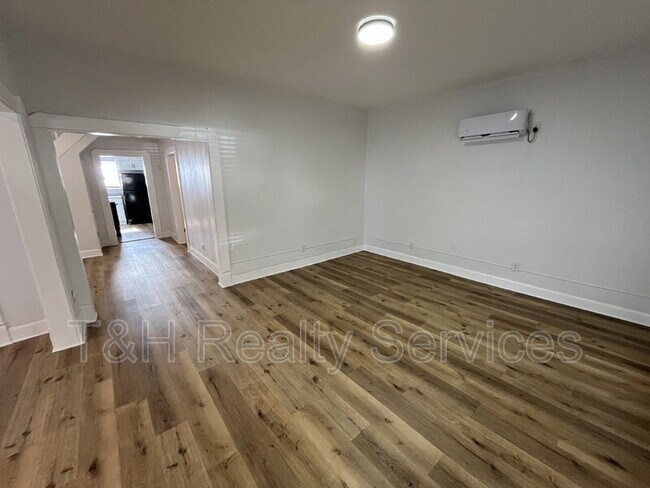 Photo - 2114 Webb St