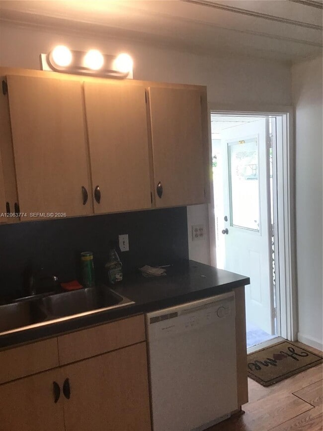Photo - 429 49th St
