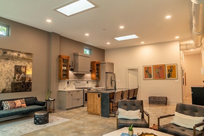 Photo - 612 W 8th Ave