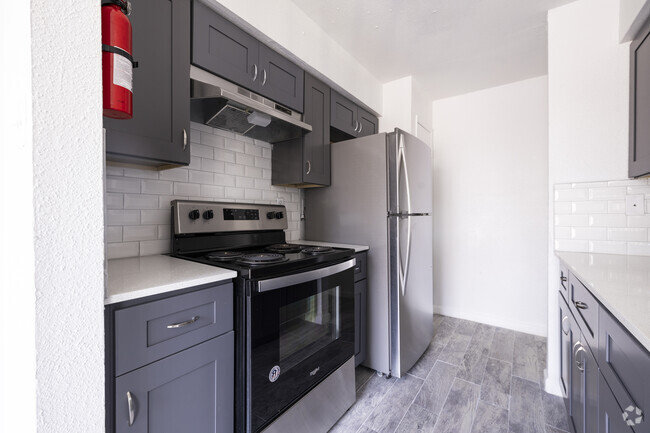 2BR, 2BA - 970SF - Kitchen