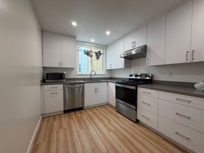 Building Photo - 1010 Anza St Unit 103