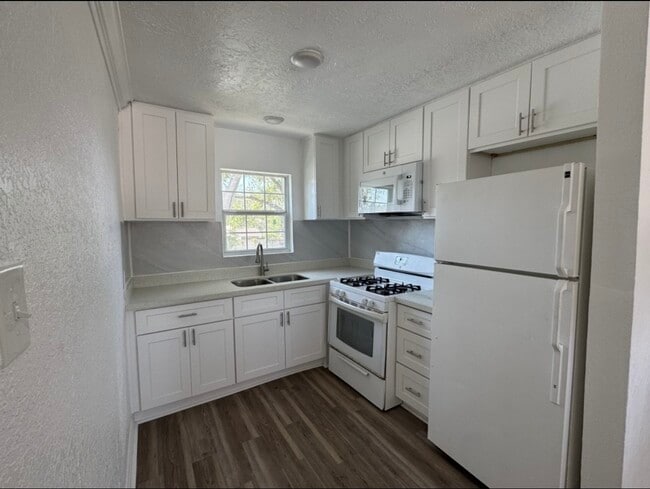 Building Photo - 923 Knight St