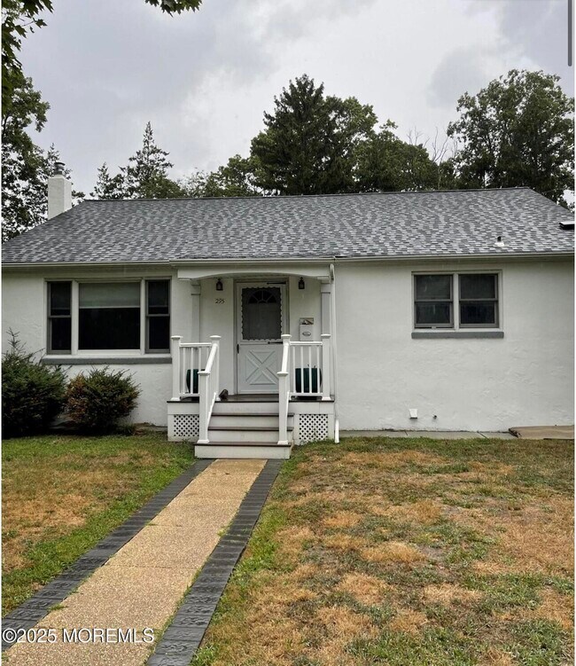 Photo - 295 Roosevelt Ave